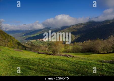 Pardines villaggio e valle visto dalla salita alla cima Taga (Ripollès, Catalogna, Spagna, Pirenei) ESP: Valle y pueblo de Pardines Foto Stock