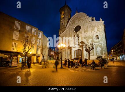 Facciata graffita della chiesa di Sant Celoni all'ora azzurra della sera (Vallès Oriental, Barcellona, Catalogna, Spagna) Foto Stock