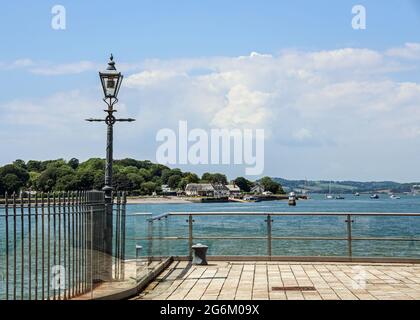 Cremyll visto dal Royal William Yard a Plymouth. Il traghetto Cremyll fornisce è arrivato in Cornovaglia con i visitatori per il Monte Edgcumbe Park. An al Foto Stock