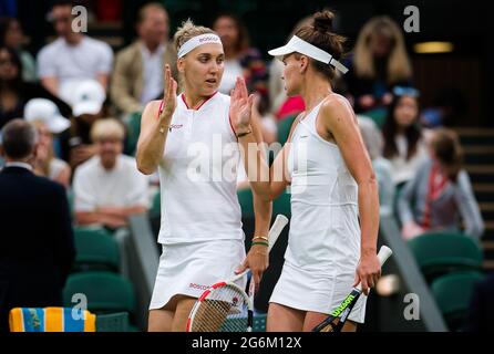 Elena Vesnina e Veronika Kudermetova della Russia giocano due volte ai Campionati Wimbledon 2021, torneo di tennis Grand Slam il 6 luglio 2021 presso il All England Lawn Tennis and Croquet Club di Londra, Inghilterra - Photo Rob Prange / Spain DPPI / DPPI Foto Stock