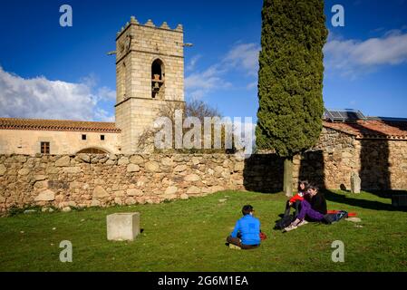 Il santuario di Corredor, in cima al massiccio del Corredor in inverno a mezzogiorno (Maresme, Barcellona, Catalogna, Spagna) ESP: El santuario del Corredor Foto Stock