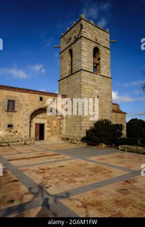 Il santuario di Corredor, in cima al massiccio del Corredor in inverno a mezzogiorno (Maresme, Barcellona, Catalogna, Spagna) ESP: El santuario del Corredor Foto Stock