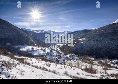 Vielha e Mijaran valle visto dal villaggio di Mont, dopo una nevicata invernale (Valle di Aran, Catalogna, Spagna, Pirenei) Foto Stock