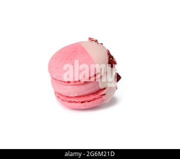 macaroon raspberry isolato su sfondo bianco, delizioso dessert Foto Stock