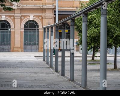 Struttura metallica formata da colonne in linea con il canale che le unisce. Foto Stock
