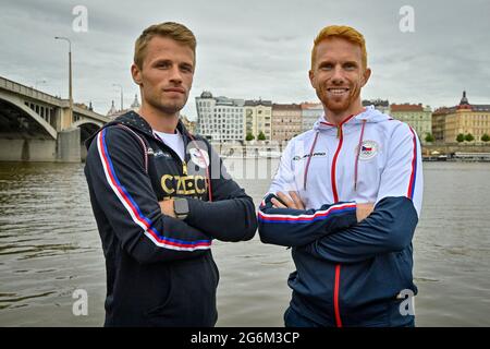 Praga, Repubblica Ceca. 07 luglio 2021. I vogatori cechi Jiri Simanek, Miroslav Vrastil (scafi doppi leggeri) posano sul fiume Moldava a Praga, Repubblica Ceca, prima di partire per i Giochi Olimpici estivi di Tokyo 2020, mercoledì 7 luglio 2021. Credit: Vit Simanek/CTK Photo/Alamy Live News Foto Stock