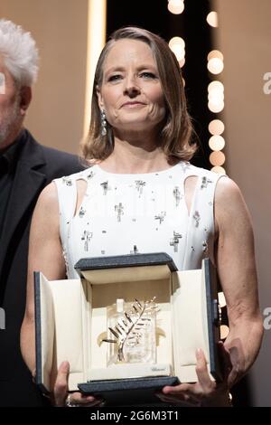 Jodie Foster si pone sul palco dopo aver ricevuto il Palme d'Or Life Achievement Award durante la cerimonia di apertura della 74a edizione del Festival del Cinema di Cannes, in Francia. Foto di David Niviere/ABACAPRESS.COM Foto Stock