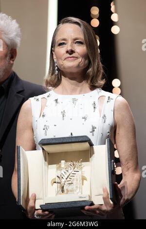 Jodie Foster si pone sul palco dopo aver ricevuto il Palme d'Or Life Achievement Award durante la cerimonia di apertura della 74a edizione del Festival del Cinema di Cannes, in Francia. Foto di David Niviere/ABACAPRESS.COM Foto Stock
