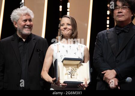 Jodie Foster si pone sul palco dopo aver ricevuto il Palme d'Or Life Achievement Award durante la cerimonia di apertura della 74a edizione del Festival del Cinema di Cannes, in Francia. Foto di David Niviere/ABACAPRESS.COM Foto Stock