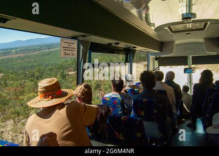 Interno omnibus che mostra i passeggeri. Foto Stock