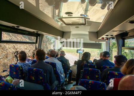 Interno omnibus che mostra i passeggeri. Foto Stock