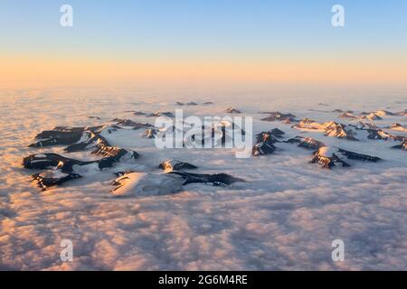 Mezzanotte sole paesaggio paesaggio aereo Svalbard, Spitzbergen, Norvegia, Artico Foto Stock