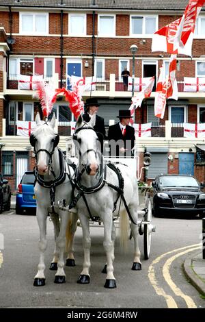 Una carrozza trainata da cavalli sulla tenuta Kirby a Bermondsey, a sud di Londra, dove i residenti stanno mostrando il loro sostegno per l'Inghilterra in vista della loro partita contro la Danimarca a Wembley mercoledì sera nella seconda semifinale di Euro 2020. Data immagine: Mercoledì 7 luglio 2021. Foto Stock