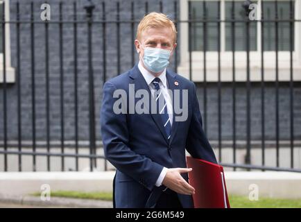 Londra, Regno Unito. 7 luglio 2021. Oliver Dowden, Segretario di Stato per il digitale, la cultura, i media e lo sport, lascia Downing Street nel giorno in cui l'Inghilterra gioca nelle semifinali del Torneo Euro 2020 contro la Danimarca. Indossa un badge inglese. Credit: Mark Thomas/Alamy Live News Foto Stock