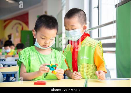 Pechino, provincia cinese di Hubei. 5 luglio 2021. I bambini giocano in un'aula di assistenza diurna presso la comunità Qinyuanlu di Wuhan, provincia di Hubei, nella Cina centrale, il 5 luglio 2021. Credit: Xiong Qi/Xinhua/Alamy Live News Foto Stock