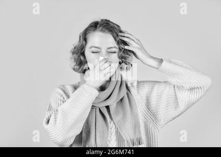 Diagnostica sinusite. Infiammazione del seno nasale. Naso che cola. Sintomi di influenza fredda. Donna malata che soffia il naso. Sinusite cronica. Contagioso respiratorio Foto Stock