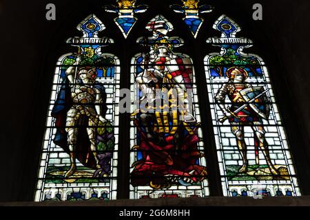 Finestra in vetro colorato del memoriale di guerra St George tra la Vittoria e Valor nella cattedrale di Norwich Foto Stock