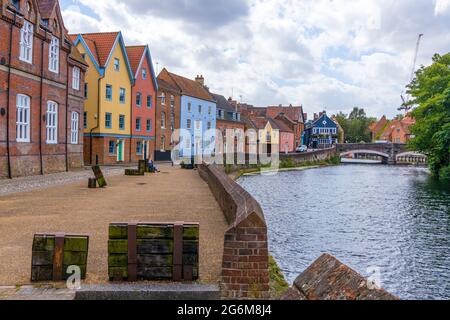 Case alte e colorate lungo la vecchia banchina sul fiume Wensum a Norwich, Inghilterra Norfolk Foto Stock