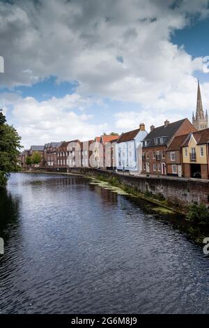 Case alte e colorate lungo la vecchia banchina sul fiume Wensum a Norwich, Inghilterra Norfolk Foto Stock