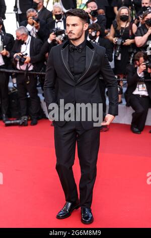 CANNES - 06 LUGLIO: Baptiste Giabiconi arriva alla prima di ' ANNETTE ' durante il Festival del Cinema di Cannes 2021 il 06 luglio 2021 al Palais des Festivals di Cannes, Francia. (Foto di Lyvans Boolaky/ÙPtertainment/Sipa USA) Foto Stock