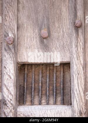 Closeup di piccolo vecchio portone in metallo Lavenham Suffolk Inghilterra Foto Stock