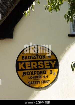 Vecchio segno AA giallo d'epoca a Kersey che mostra le distanze dai villaggi vicini Bildeston e Boxford così come Londra Foto Stock