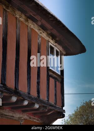 Primo piano di un angolo di Timber incorniciato casa di paglia in quintessenza cartolina Kersey Suffolk Inghilterra Foto Stock