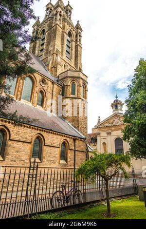 Emmanuel United Reformed Downing Place Church all'angolo tra Little St Marys Lane e Trumpington Street Cambridge con Pembroke College Chapel Foto Stock