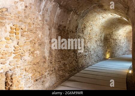 Galleria sotto le scale del Teatro Romano di Cádiz. Fu scoperto nel 1980 durante gli scavi. È il secondo teatro più grande di Hispani Romani Foto Stock