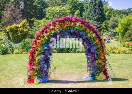 Arcobaleno composizione decorativa creativa di fiori multicolore in un parco. Foto Stock