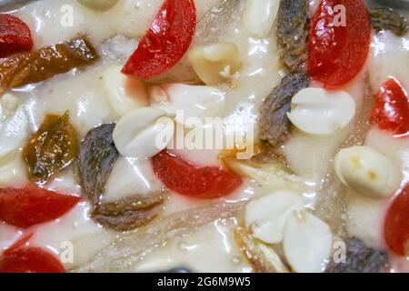 Si sta facendo una torta di natale , immagine ravvicinata di frutta, ciliegia e altri ingredienti. Kolkata - Bengala Occidentale, India Foto Stock