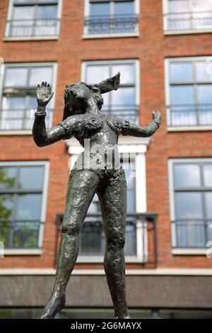 LEEUWARDEN, PAESI BASSI - 17 MAGGIO 2021: Statua di Mata Hari (svelata nel 1976) situata nel centro di Leeuwarden, Frisia Foto Stock