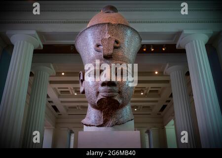 British Museum Fotografia di Brian Harris 2021-07 Capo di Amenhotep III, Amenhotep 111. La colossale statua di granito rosso di Amenhotep III è un granito Foto Stock