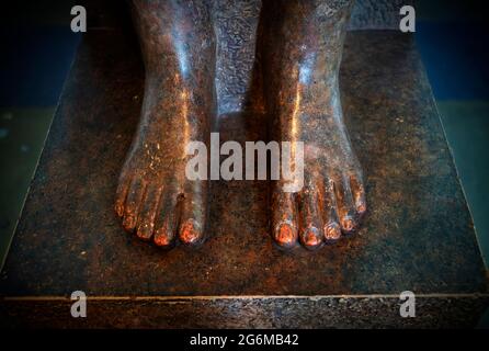 British Museum Fotografia di Brian Harris 2021-07 Statua che mostra i piedi del re Sobekemsaf i o II Foto Stock