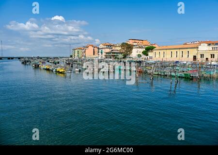 Trappole da pesca e imbarcazioni da pesca ancorate nel porto. Chioggia vista da via Granatieri di Sardegna. Laguna Veneta. Italia Foto Stock