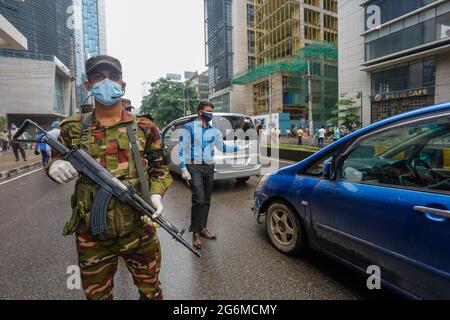 Il personale dell'esercito limita il movimento delle persone durante il blocco stretto a livello nazionale per frenare la pandemia del coronavirus, a Dhaka, Bangladesh, 7 luglio 2021. Foto Stock