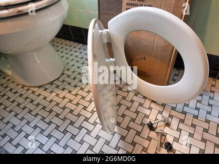 Il nuovo kit di sedili per WC attende Installion in un bagno casalinghi, USA Foto Stock