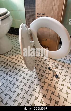Il nuovo kit di sedili per WC attende Installion in un bagno casalinghi, USA Foto Stock