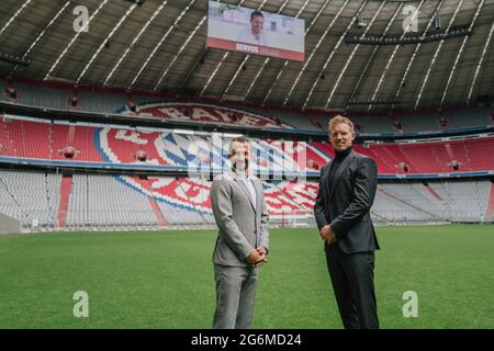 Monaco Germania 7 luglio 2021, calcio: FC Bayern Monaco presenta il team manager Julian Nagelsmann; da sinistra: Direttore sportivo Hasan Salihamidzic, Julian Nagelsmann, FC Bayern München via Mirafoto Foto Stock