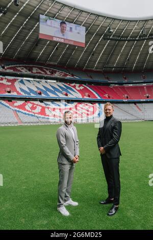 Monaco Germania 7 luglio 2021, calcio: FC Bayern Monaco presenta il team manager Julian Nagelsmann; da sinistra: Direttore sportivo Hasan Salihamidzic, Julian Nagelsmann, FC Bayern München via Mirafoto Foto Stock