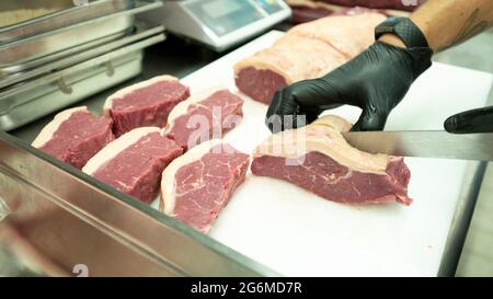 Stoccarda, Germania. 07 luglio 2021. Un cuoco prepara la carne nella cucina di un ristorante. Dopo la crisi di Corona, mancano lavoratori qualificati nell'industria alberghiera e della ristorazione. Credit: Bernd Weißbrod/dpa/Alamy Live News Foto Stock