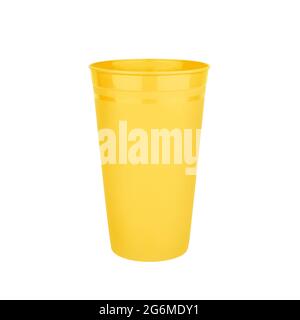 Tazza di plastica vuota gialla fondo bianco, closeup isolato, bicchiere per bevande bianche monouso, bevanda, cocktail, acqua fredda, tazza per caffè caldo, tè, succo di frutta Foto Stock