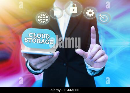 Didascalia di testo che presenta lo storage cloud. Il photo computing concettuale connette i dispositivi ai dati cloud su storage remoto Lady in Uniform Holding Phone Foto Stock