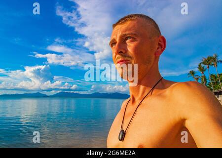 Il turista fa selfie al tramonto sulla spiaggia dell'isola di Koh Samui con panorama di Koh Pha-ngan in Thailandia. Foto Stock