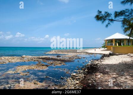 La vista della spiaggia rocciosa di Seven Mile sull'isola di Grand Cayman (isole Cayman). Foto Stock