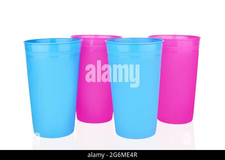 Coppe di plastica vuote rosa blu sfondo bianco isolato primo piano, quattro bicchieri bianchi monouso, bevanda da festa, cocktail, acqua, succo di frutta Foto Stock
