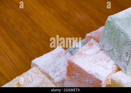Vista ravvicinata delle delizie turche sul piatto di legno Foto Stock