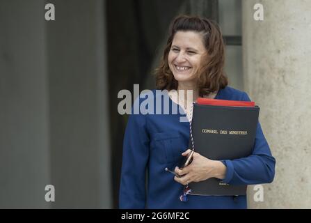 Il ministro francese dello Sport Junior Roxana Maracineanu toglie la sua maschera protettiva mentre esce dopo aver preso parte alla riunione settimanale del gabinetto al Palazzo Presidenziale Elysee a Parigi il 7 luglio. 2021. Foto di Eliot Blondt / ABACAPRESS.COM Foto Stock