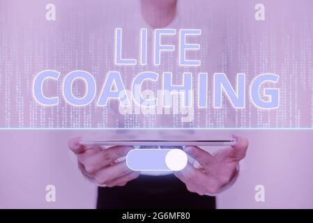 Didascalia di testo che presenta Life Coaching. Vetrina di business incoraggiamento e consultazione sulla base della condizione attuale Lady in uniforme standing Foto Stock