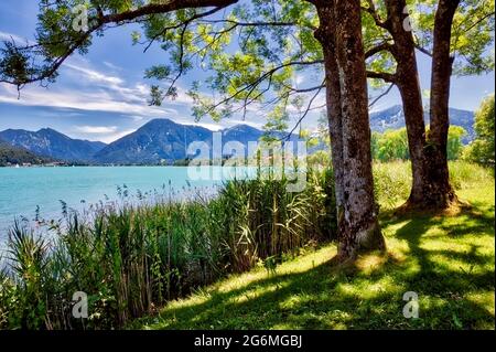 DE - BAVIERA: Lago di Tegernsee a Bad Wiessee con la montagna di Wallberg sullo sfondo (HDR-Photography) Foto Stock